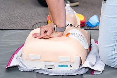 Cursist oefent met reanimeren met AED