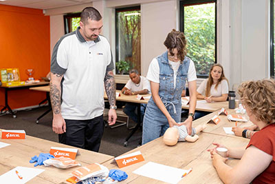 Cursist oefent met reanimatie op een baby