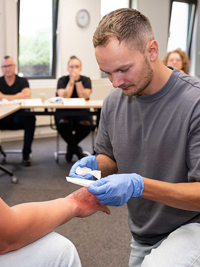 Cursist oefent met EHBO handelingen