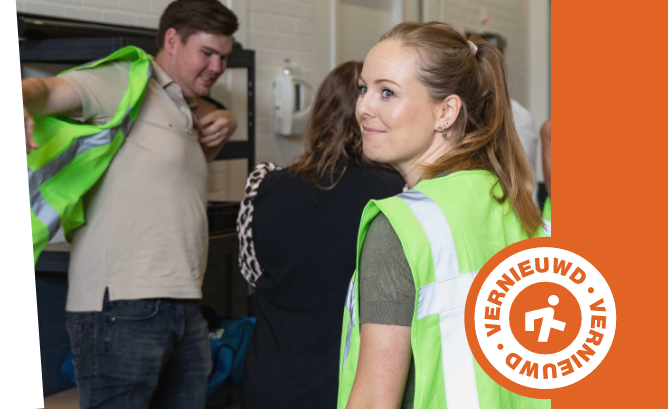 Cursist leert reanimeren tijdens BHV cursus van instructeur